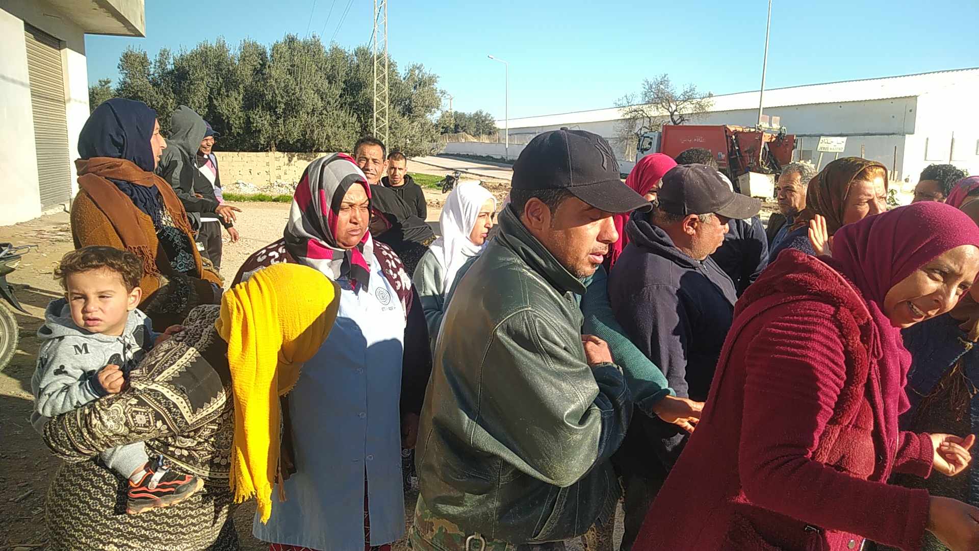 صور/ بسبب رداءة الطريق..اهالي منطقة جبل الحداد بقربة يحتجون صور/ بسبب رداءة الطريق..اهالي منطقة جبل الحداد بقربة يحتجون
