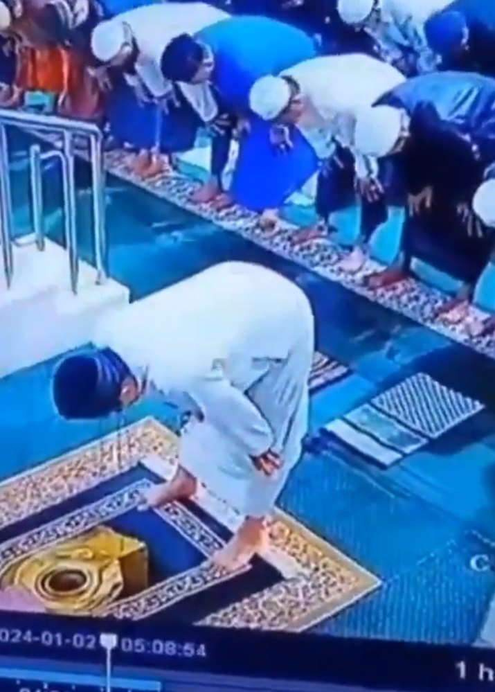 "المؤذن تركه على الأرض وأكمل الصلاة بعده " .. وفاة إمام مسجد أثناء الصلاة بإندونيسيا