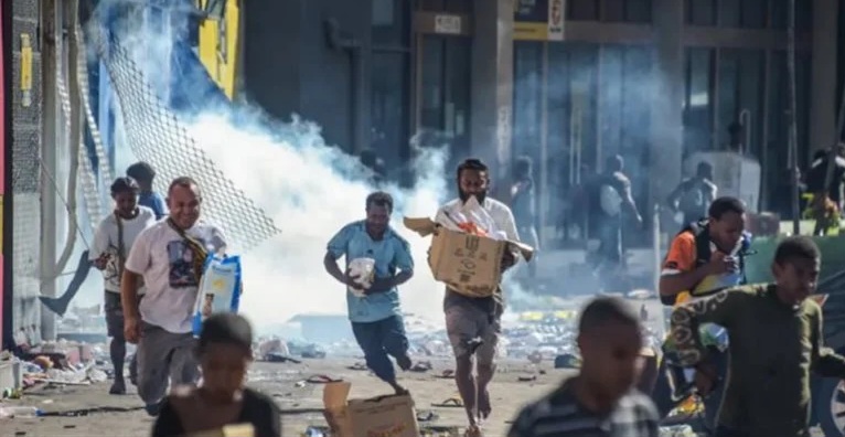 15 قتيلا في بابوا غينيا الجديدة وسط أعمال نهب إثر إضراب للشرطة