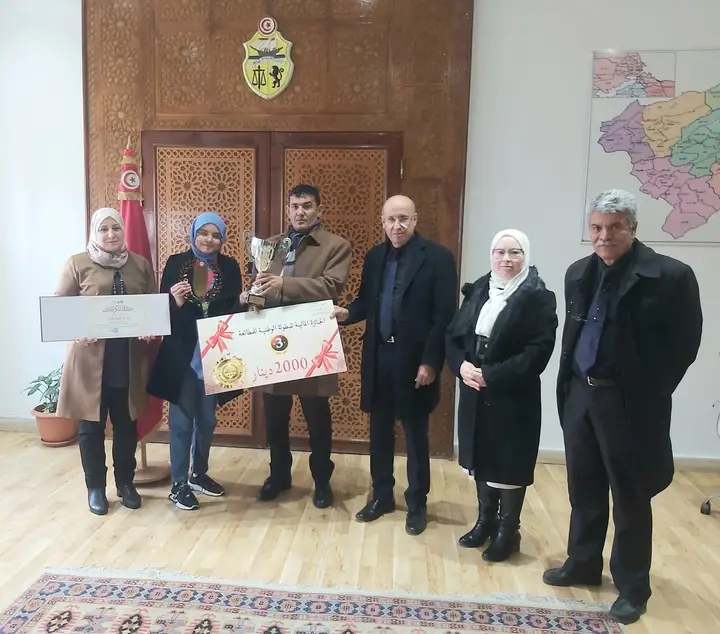 والي بنزرت يكرم التلميذة يمنى الساحلي الفائزة بكأس تونس للمطالعة 
