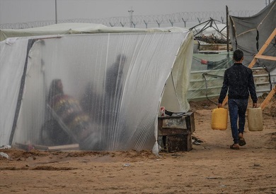 الأمطار الغزيرة تغرق العشرات من مراكز الإيواء في قطاع غزة