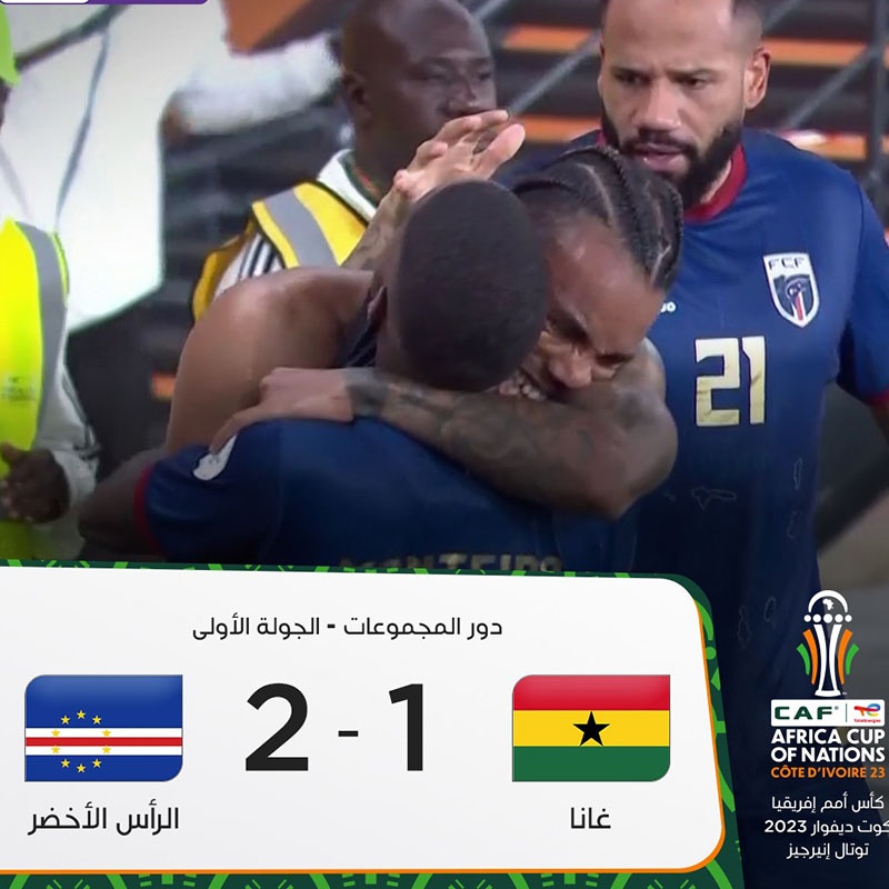 بعد الهزيمة في اولى لقاءاته في "الكان" .. مشجع غاني يعتدي على مدرب منتخب بلاده