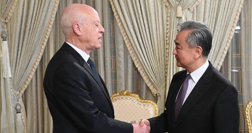 خلال لقائه بوزير الخارجية الصيني..رئيس الجمهورية يؤكد  تطلع تونس إلى إرساء شراكات وبرامج تعاون جديدة
