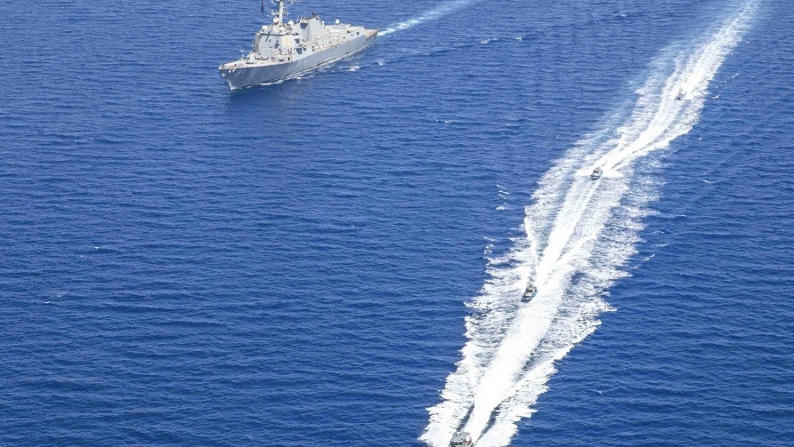 الحوثيون يتبنّون استهداف السفينة اليونانية بالبحر الأحمر