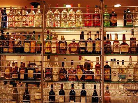 السعودية تفتح أول متجر للمشروبات الكحولية منذ أكثر من 70 عاما