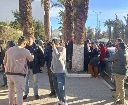 جندوبة..عمال معمل السكر يحتجون