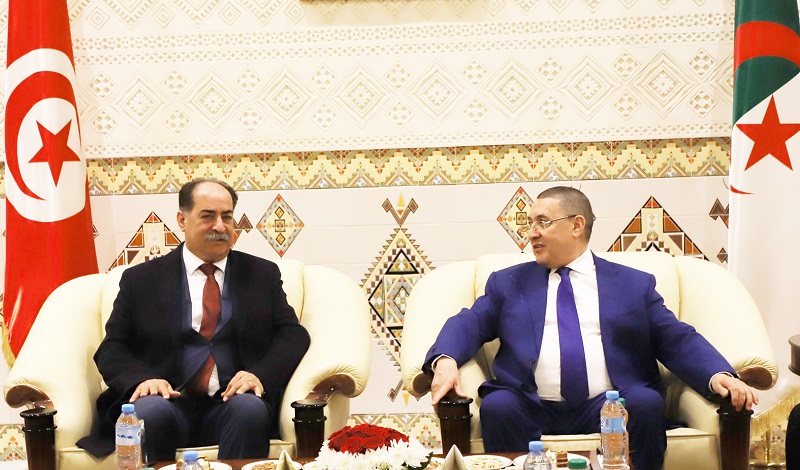 بالإضافة إلى مكافحة الإرهاب والهجرة غير النظامية..   خطة تونسية - جزائرية لتعزيز  دور  المعابر والشريط الحدودي