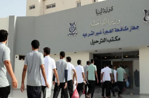 ليبيا تعيد 350 مصريا في أوضاع غير قانونية الى بلادهم