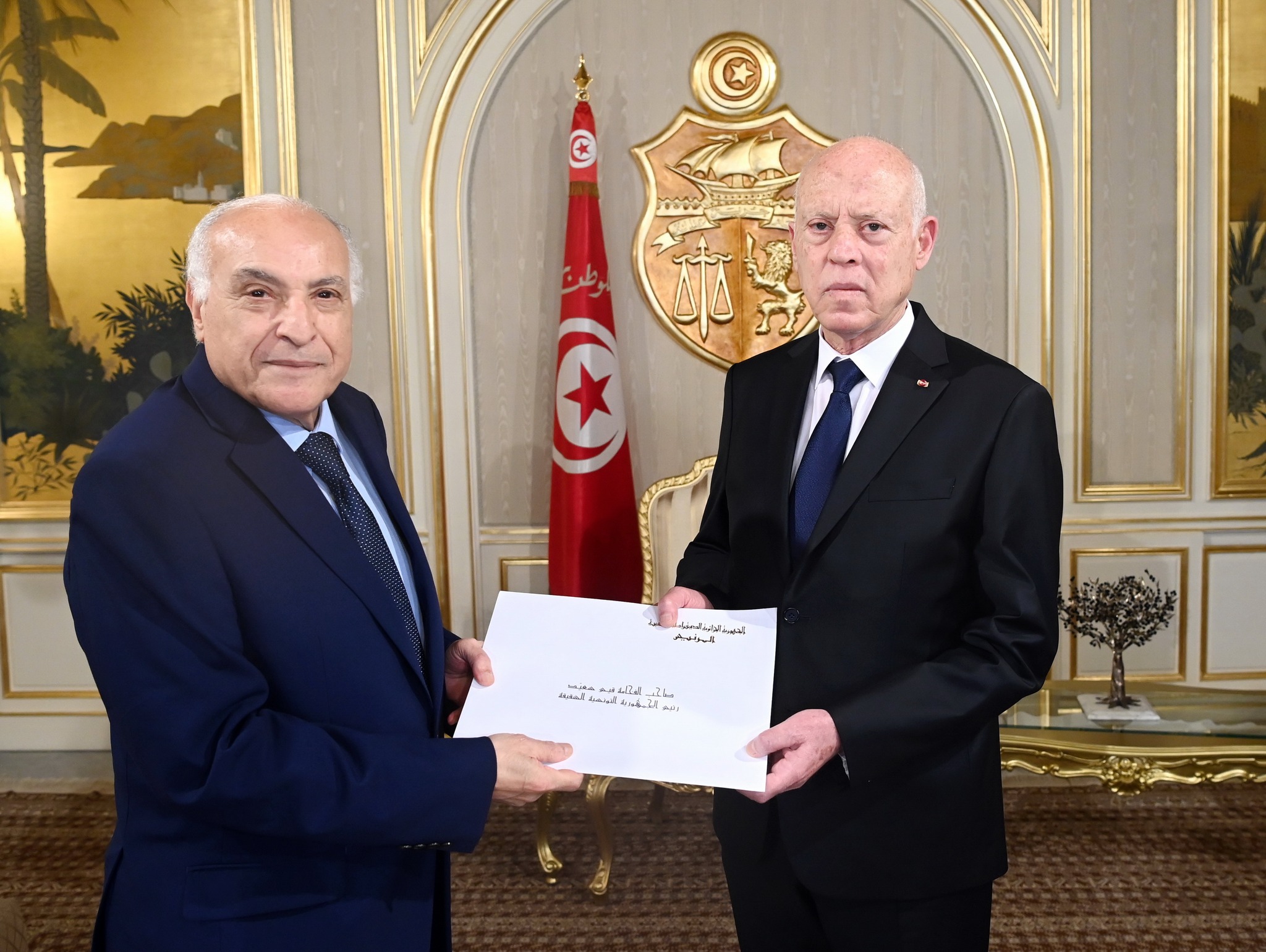 رئيس الجمهورية يتلقى رسالة خطية من الرئيس الجزائري