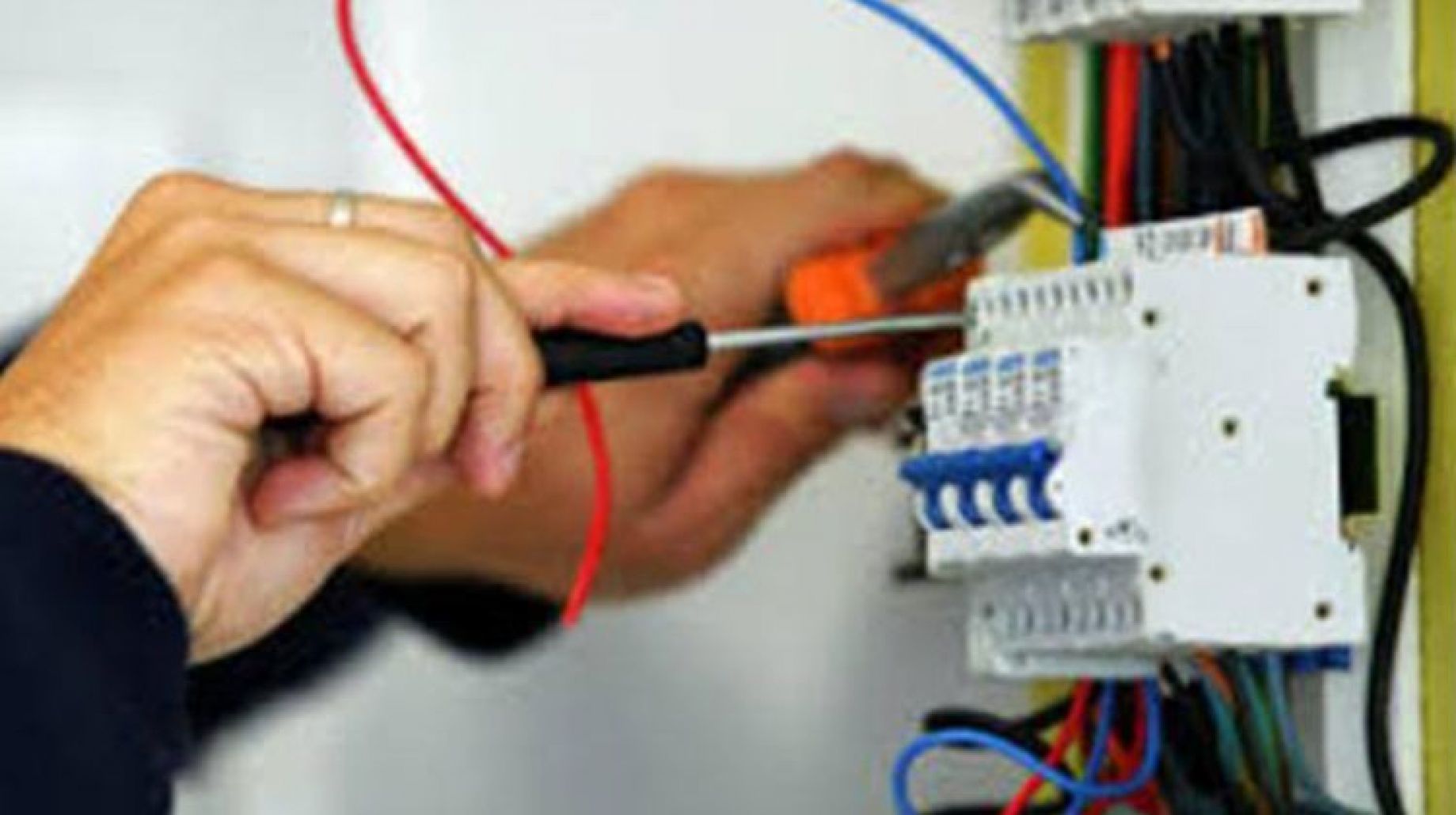 مواطنون وصناعيون في قفص الاتهام ..   18 ألف "مختلس" للكهرباء في عام..!