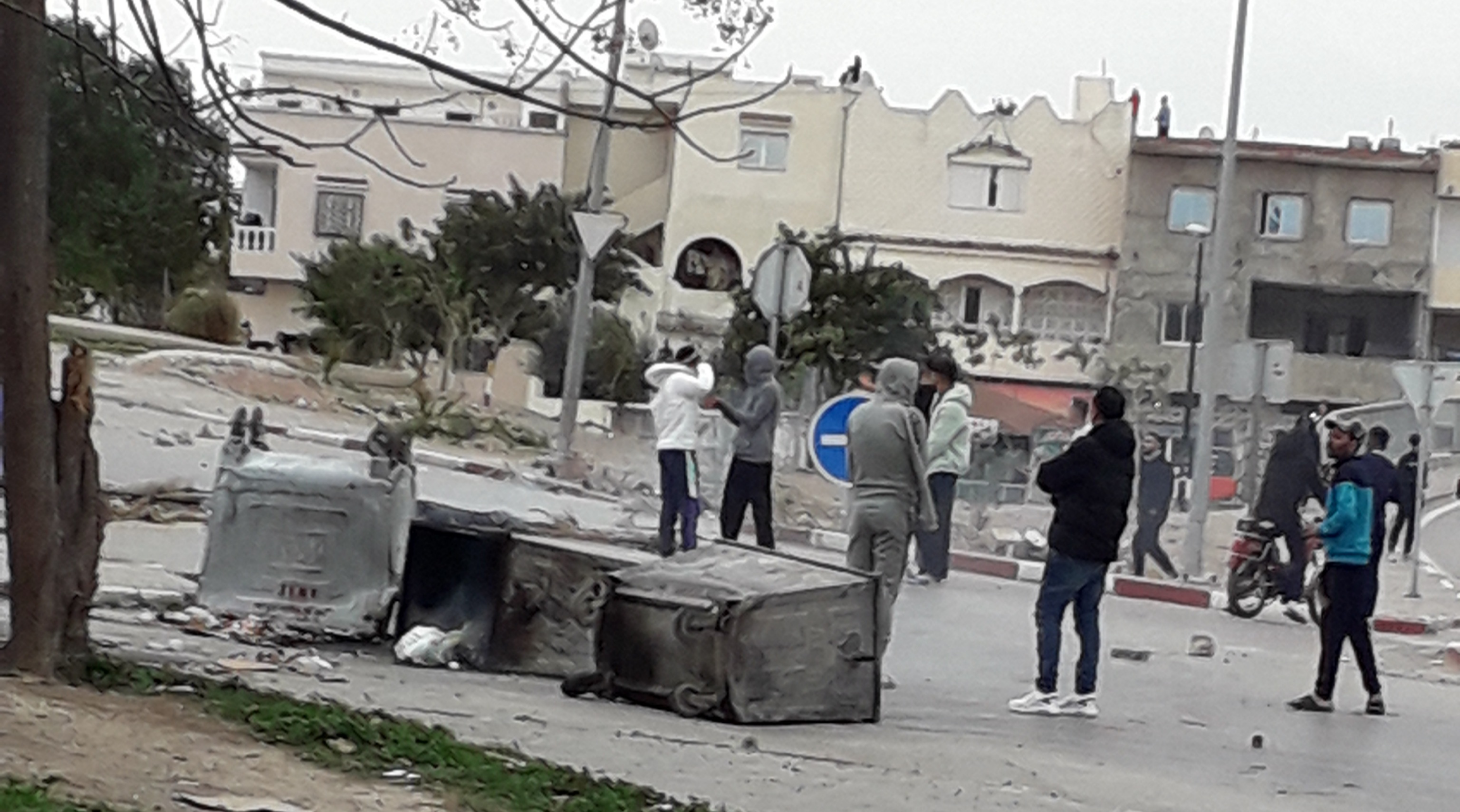 صور/"صعدة سيدي قاسم" بالملاسين..عربدة و غلق للطريق و الأمن في الموعد..