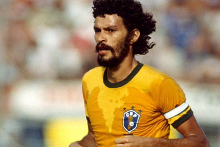 في ذكرى ميلاده ..النجم البرازيلي سقراط "الحكيم"  الاستثناء في تاريخ الكرة البرازيلية 