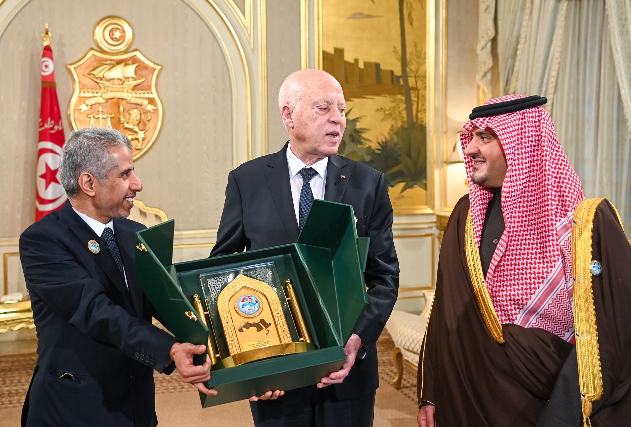 رئيس الجمهورية يتسلم الدرع التذكاري لمجلس وزراء الداخلية العرب