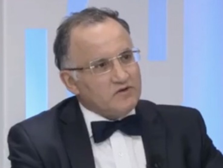 حكاياتهم  .. السياسي والبلطجي.!