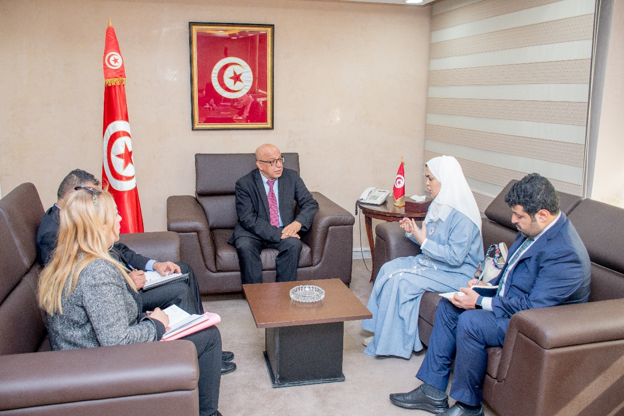   وزير التشغيل يلتقي سفيرة الامارات بتونس..مزيد تطوير العلاقات واعداد اتفاقية تعاون ثنائية 
