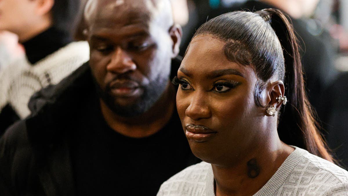 مغنية سمراء في افتتاح الأولمبياد.. تثير عنصرية بعض الفرنسيين