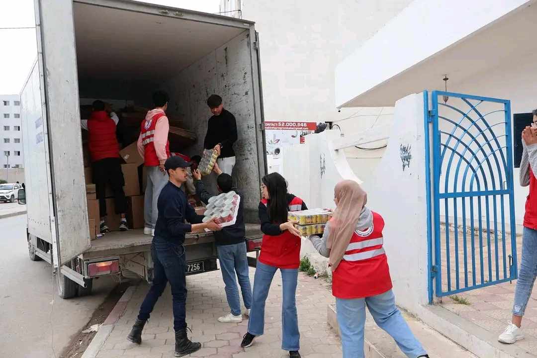 صور/قرمبالية..متطوعو الهلال الاحمر يقومون بتوزيع قفة رمضان  