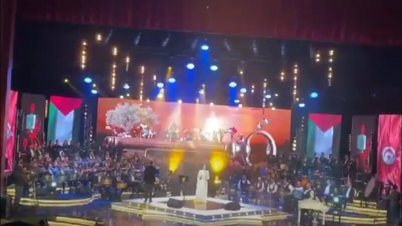 محرزية الطويل تغني "بني وطني" في افتتاح مهرجان الأغنية التونسية