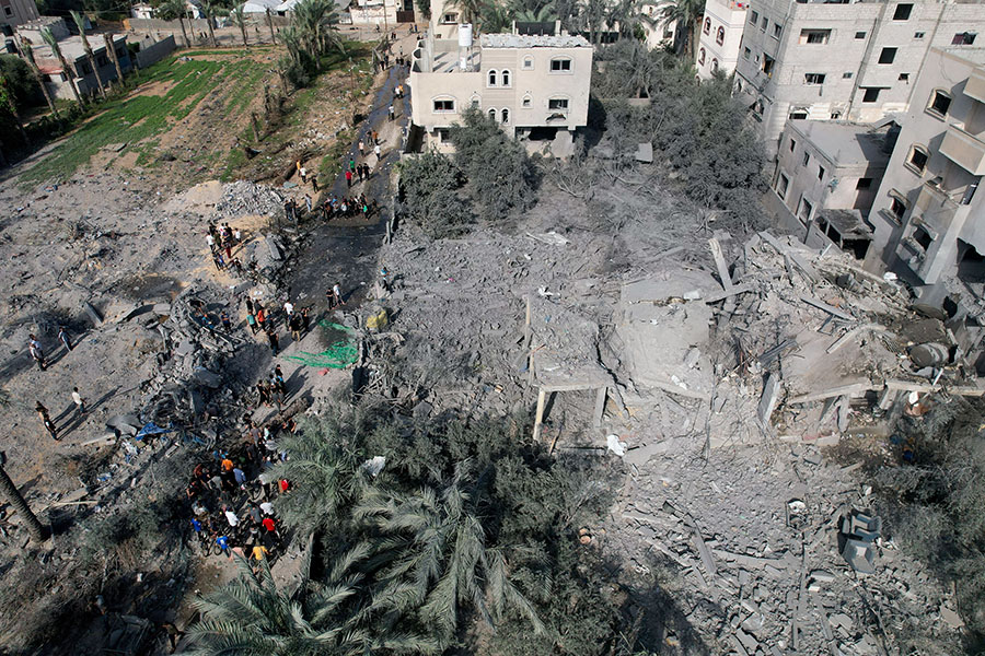 استشهاد 11 شخصا بقصف جوي إسرائيلي لمنزل بدير البلح
