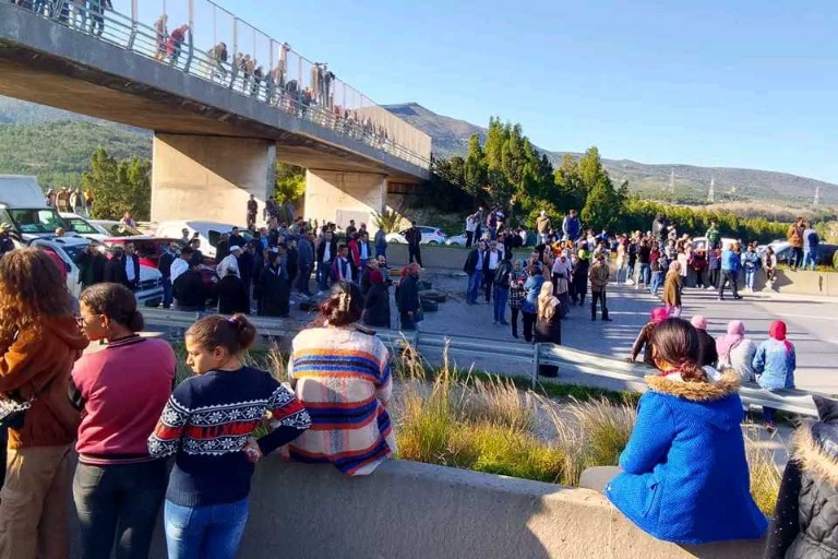  احتجاجا على الانقطاع المتواصل للماء.. اهالي بني عياش بقرمبالية يغلقون الطريق