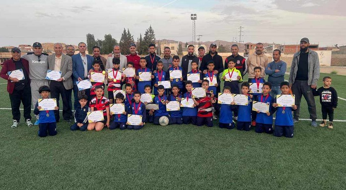 صور/أكاديمية التفوق الرياضي بلالة تكرّم لاعبيها المتميزين في الدراسة