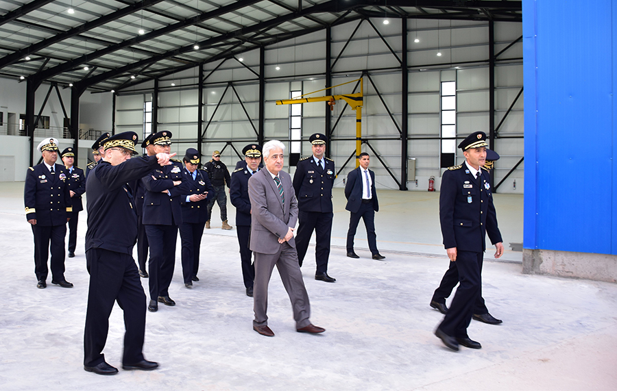 وزير الدفاع يؤدي زيارة إلى مدرسة الطيران ببرج العامري