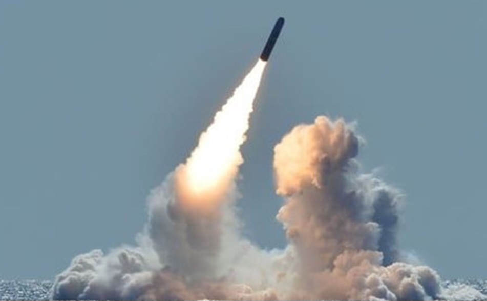 أمريكا تُدمّر صاروخاً مضاداً للسفن.. والحوثي يعلن مقتل 37 شخصاً بـ3 أشهر