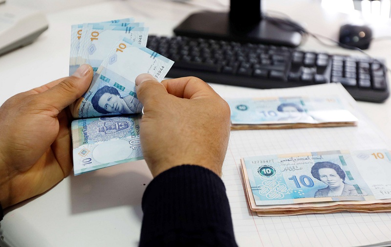 بسبب تواتر المناسبات الاستهلاكية..  ديون الأسر التونسية لدى البنوك تقفز إلى أكثر من 55 مليار دينار