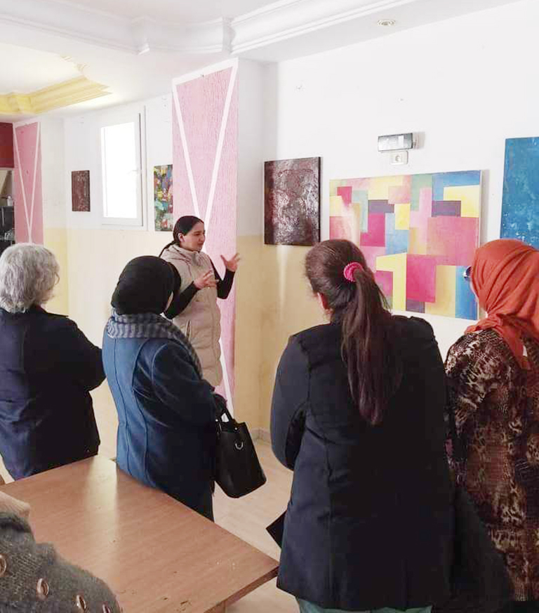 اعتبرت أن الجيولوجيا ورسم الخرائط ملهم في الرسم.. لوحات إيناس احمد سليم.. تقسيمات وتفريعات فنية بخامات متنوعة