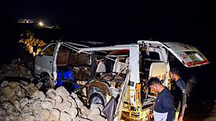 باكستان.. مقتل وإصابة العشرات بسقوط شاحنة في وادٍ