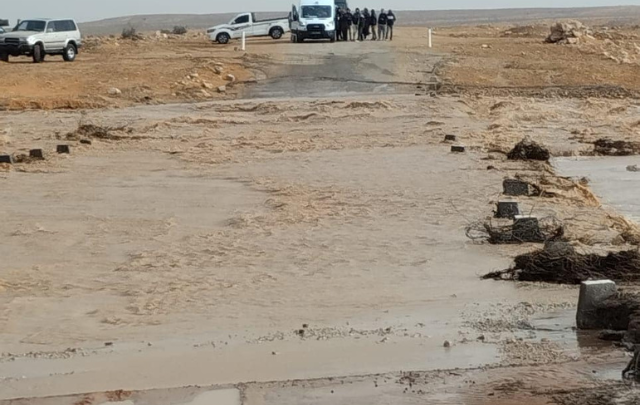 علقت حافلتهم بين وادي الخشب ووادي الاعرج..اجلاء 13 سائحا اجنبيا بمنطقة قصر غيلان
