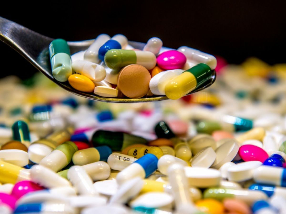 أمام ضعف الرقابة وفقدان بعضها من الصيدليات .. تجارة الأدوية بالسوق السوداء تزدهر.. والضحايا بالعشرات ..