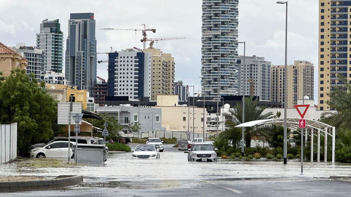 الإمارات تتعافى من أعنف فيضانات منذ 75 عاما.. وحاكم دبي: الأزمات تظهر معادن الدول
