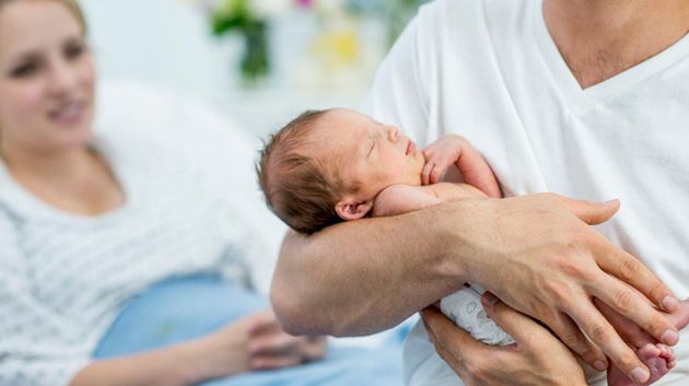 مقترح القانون يعود للمناقشة..   هل يتم الفصل قريبا في الجدل المتعلق بعطلة الأمومة والأبوة؟