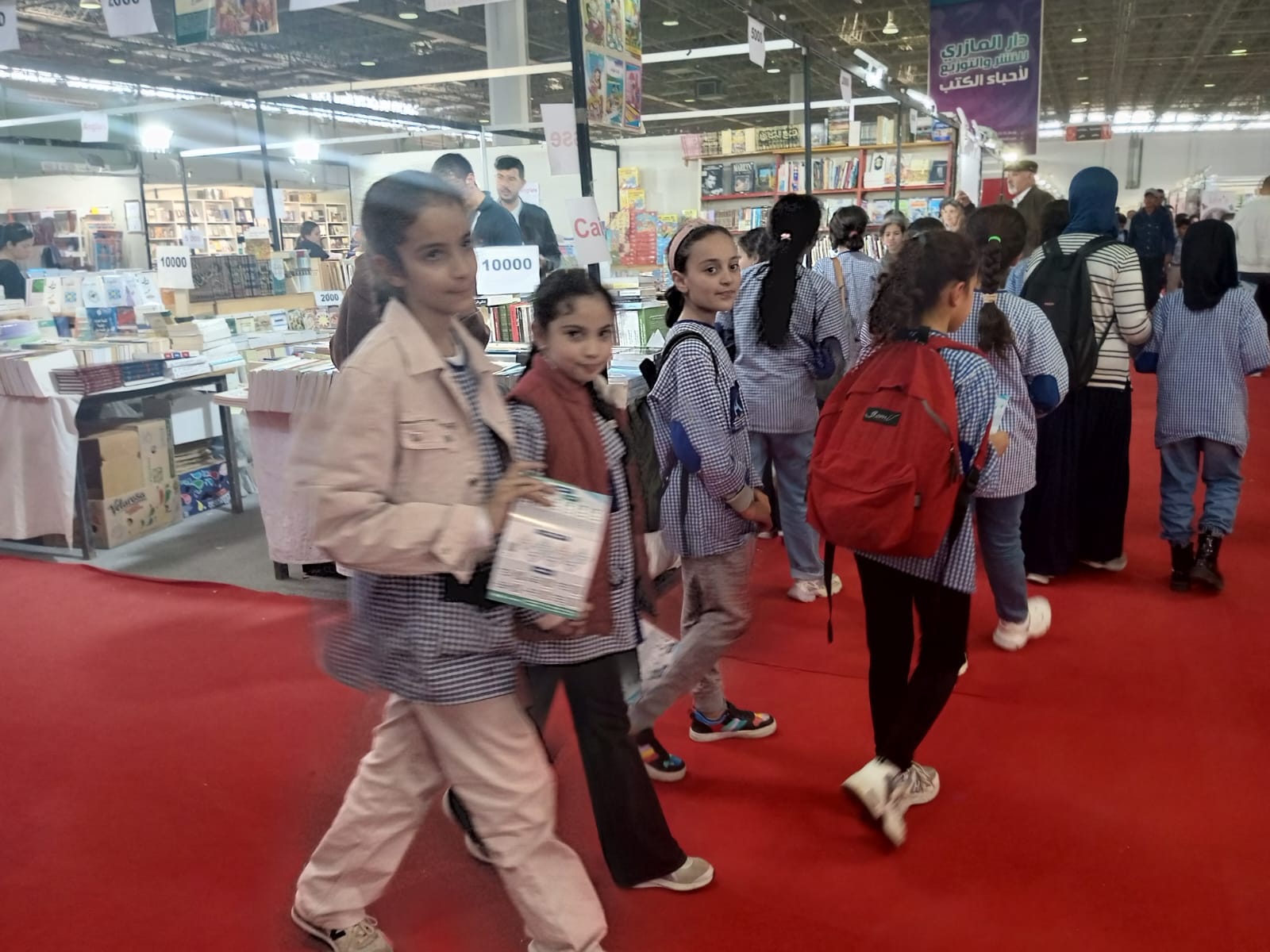 تلاميذ المدارس والمعاهد "يغزون" أجنحة المعرض الدولي للكتاب وينعشون حركة البيع لدى الناشرين