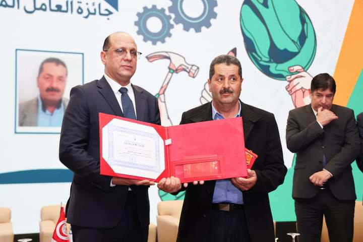 مدنين ..عامل بالمندوبية الجهوية للشباب والرياضة يتحصل على جائزة العامل المثالي 