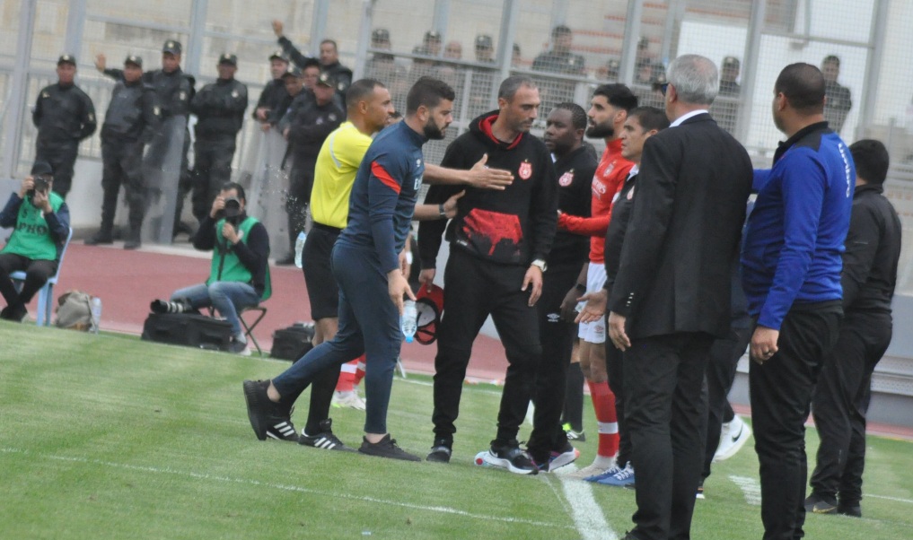 الرابطة تمنع سيف غزال من الجلوس على البنك 