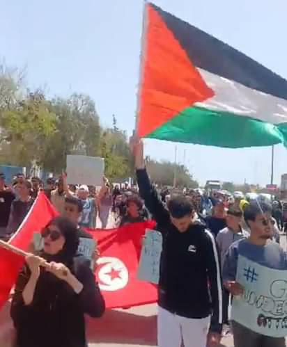جربة ميدون..طلبة المعهد العالي للدراسات التكنولوجية ينظمون حراكا نصرة لفلسطين وغزة 