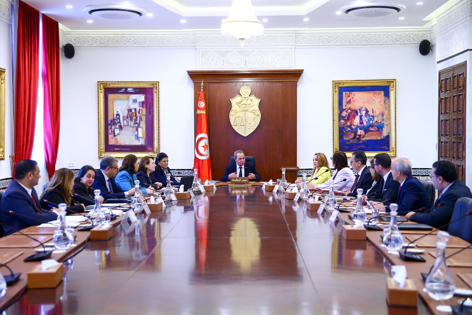  رئيس الحكومة يشرف على مجلس وزاري مضيق
