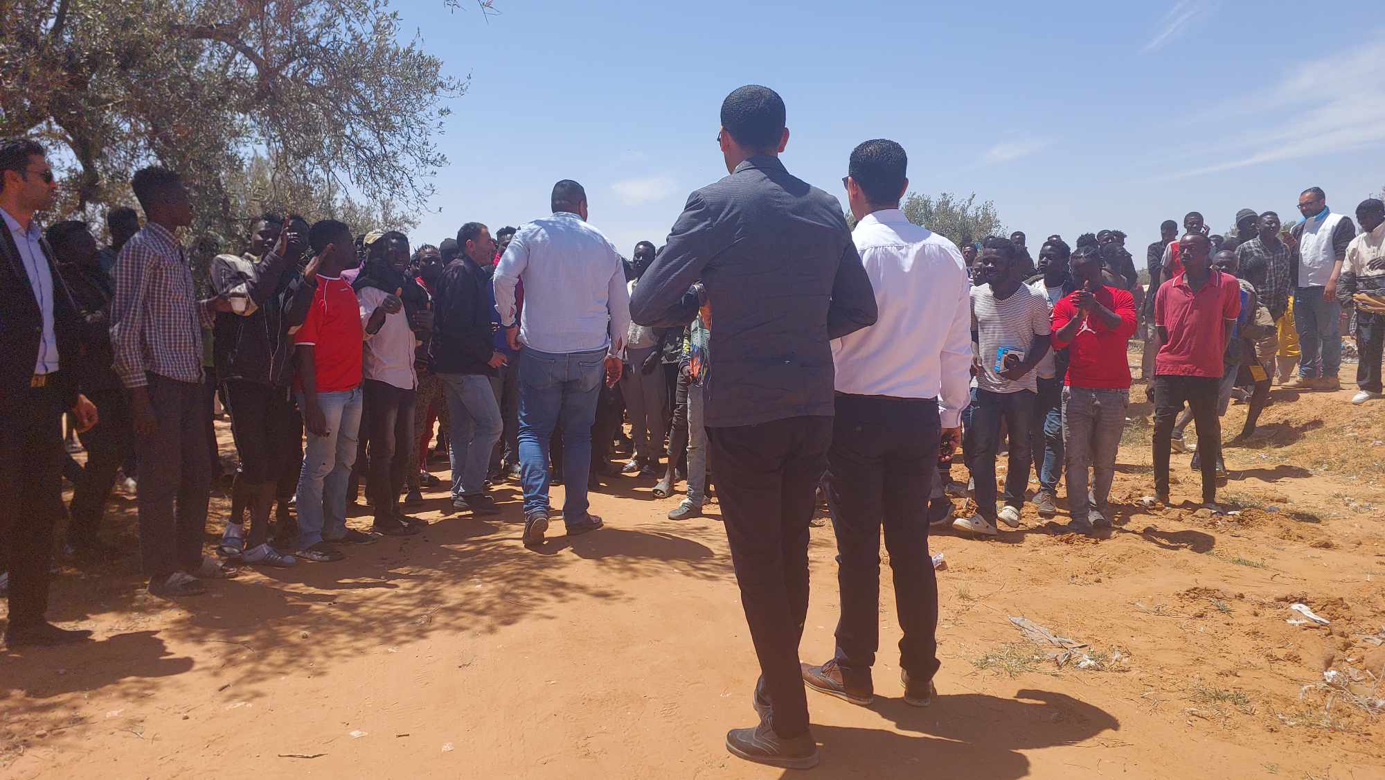 الأمن يفك اعتصام المهاجرين واللاجئين في منطقة البحيرة ونقلهم إلى شمال البلاد