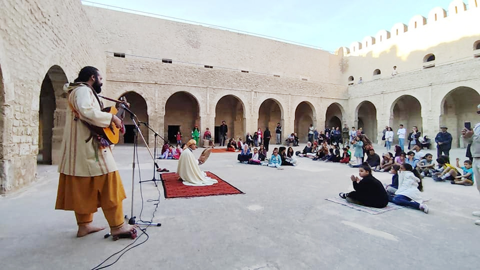 فن "الحكي" يؤثث برمجته..مهرجان الفداوي بسوسة يحتفي بدورته الــ22