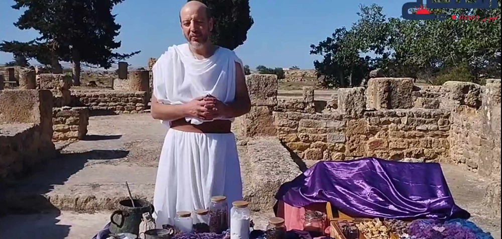 فيديو/ حرفائه من صفوة الصفوة..."الصباح نيوز" تلتقي اخر الفينيقيين المختص في استخراج الارجوان الملكي 