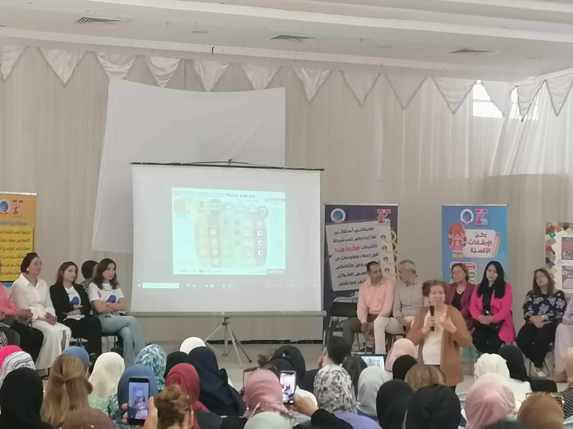 صور/ المعمورة : يوم تحسيسي للتعريف  بتطبيقة خاصة بالاولياء لمراقبة استعمال اطفالهم للهواتف الذكية