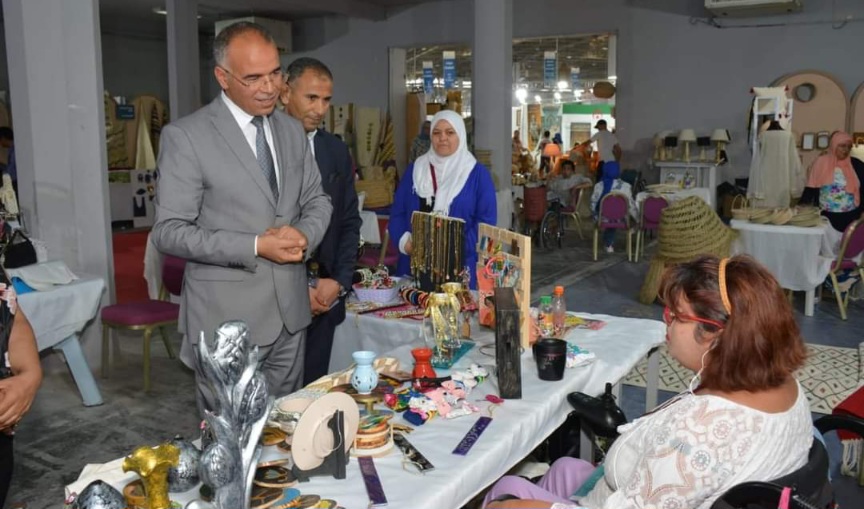 وزير الشؤون الاجتماعية يطّلع على منتوجات الأشخاص ذوي الإعاقة بصالون الابتكار في الصناعات التقليدية 
