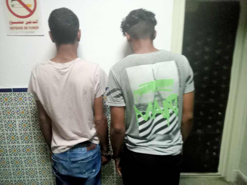 القلعة الصغرى: هدّدوه بزجاجة وسلبوه هاتفه الجوال