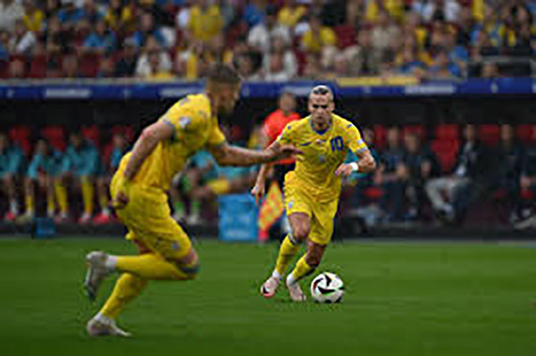 سر طريف تخفيه قطة لاعب منتخب أوكرانيا 