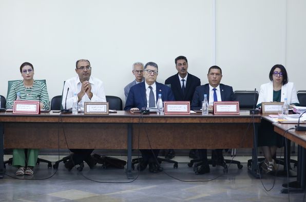 رئيس البرلمان يشرف على اجتماع لجنة التشريع العام 