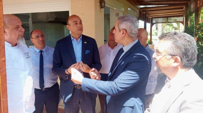 في زيارة تفقد..وزير السياحة يشدد على أهمية توفير أفضل الخدمات للوافدين على النزل السياحية