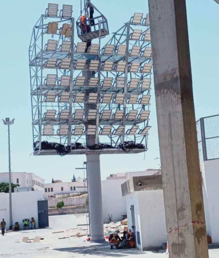 صور/ انطلاق تركيز الأضواء الكاشفة بالملعب الأولمبي بسوسة 