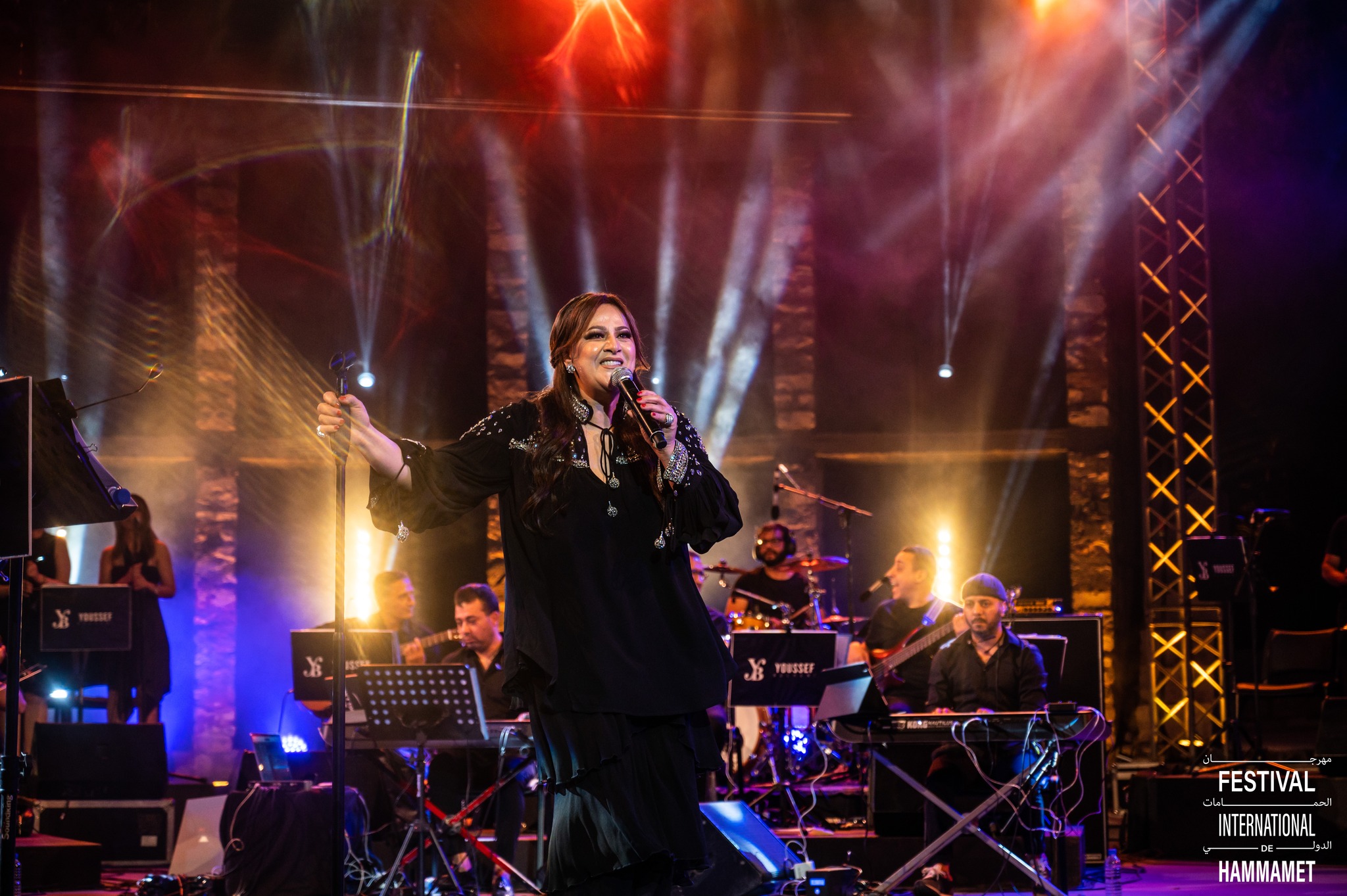 🔴استياء الجمهور من أداء الفنانة أمينة فاخت في مهرجان الحمامات رغم حضوره المكثّف